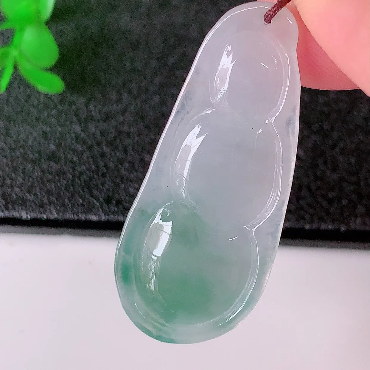自然光实拍，冰种飘花翡翠四季豆吊坠，平安豆福豆玉坠，冰润通透，豆粒饱满，寓意：豆蔻年华！#57.16