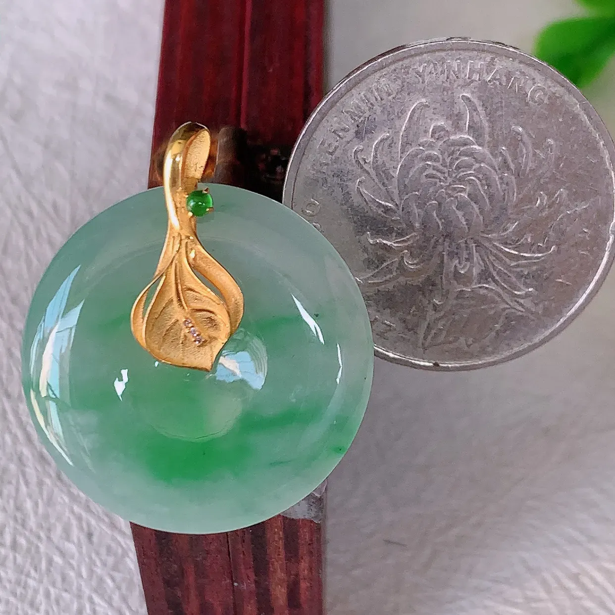自然光实拍，18K金镶嵌冰飘绿翡翠平安扣吊坠，翡翠平安扣，冰润光泽，寓意平平安安，平安扣佩戴时尚漂亮！#1.16整体28*24.2*6.5裸石24.2*24.2