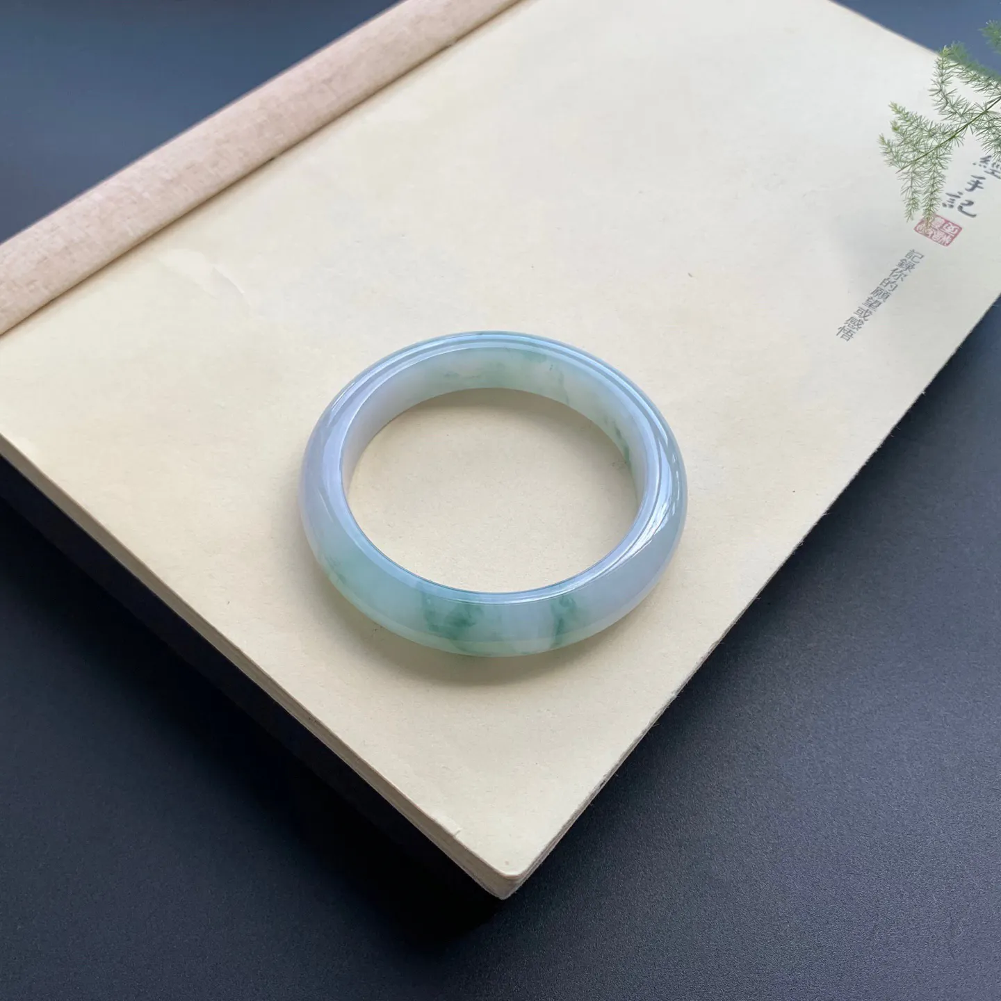 57圈口飘花正圈手镯 尺寸：57-12.5-9，无纹裂，细腻光滑，花色灵动