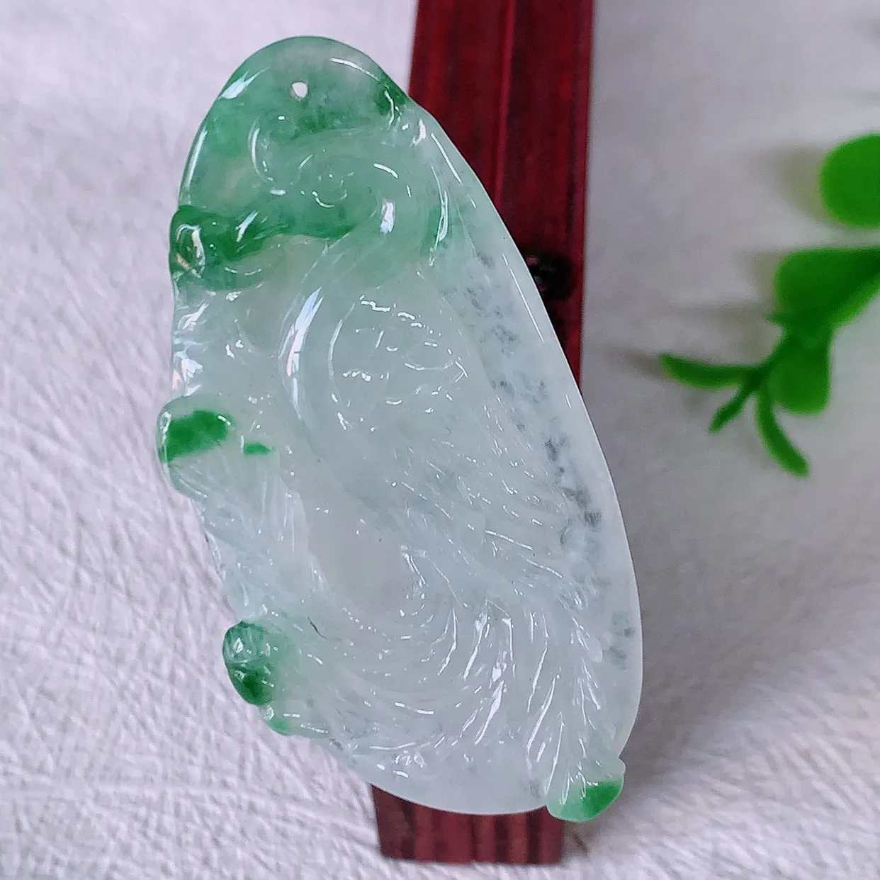 自然光实拍，冰种飘绿翡翠招财凤凰吊坠，种老水足，雕工精湛 ，寓意美好，佩戴时尚出众！#81.16