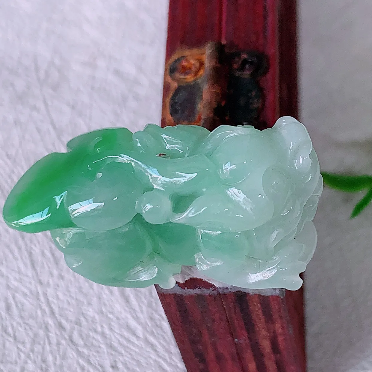 自然光实拍，冰润飘绿翡翠招财貔貅吊坠， 民间有“一摸貔貅运程旺盛，再摸貔貅财运滚滚，三摸貔貅平步青云