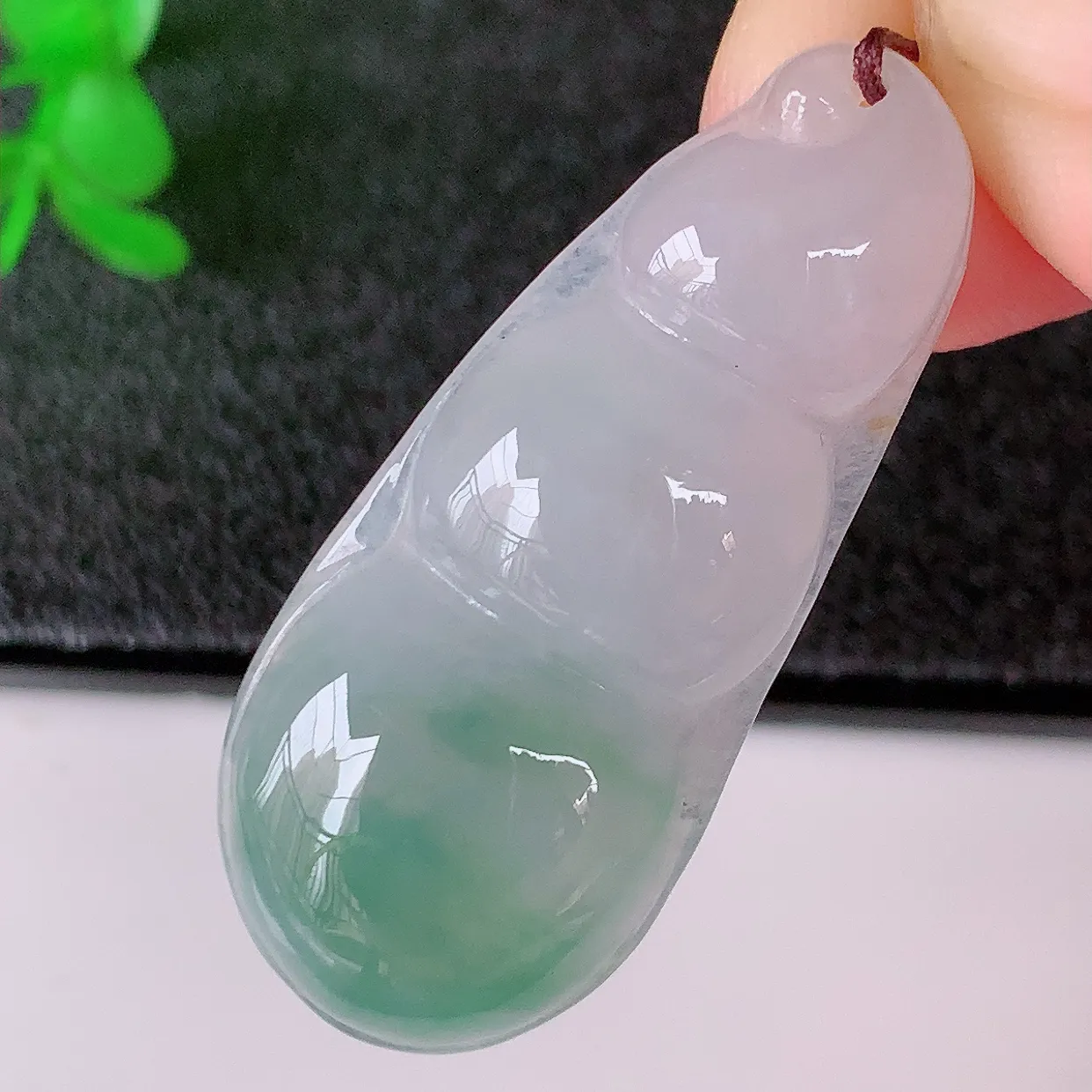 自然光实拍，冰种飘花翡翠四季豆吊坠，平安豆福豆玉坠，冰润通透，豆粒饱满，寓意：豆蔻年华！#57.16