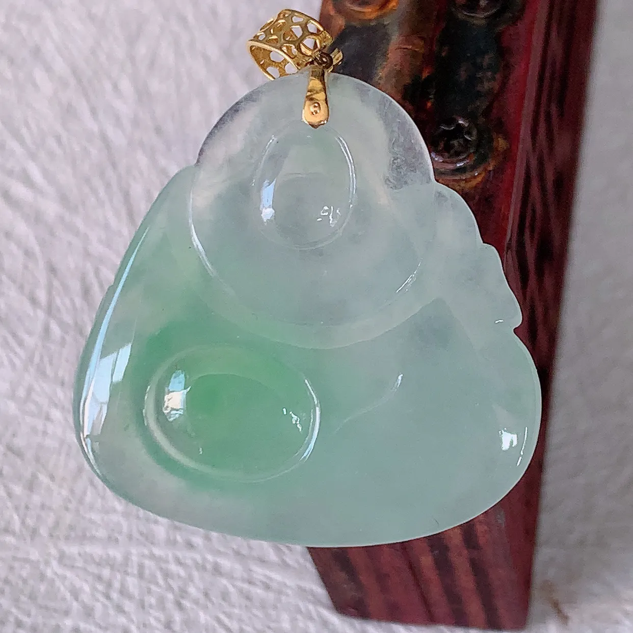 自然光实拍，18K金镶嵌冰种飘绿逍遥布袋佛翡翠吊坠，代代有钱，水足丰盈，盈满欢喜，配戴送礼佳品！#1.16整体31裸石26*26*4.5