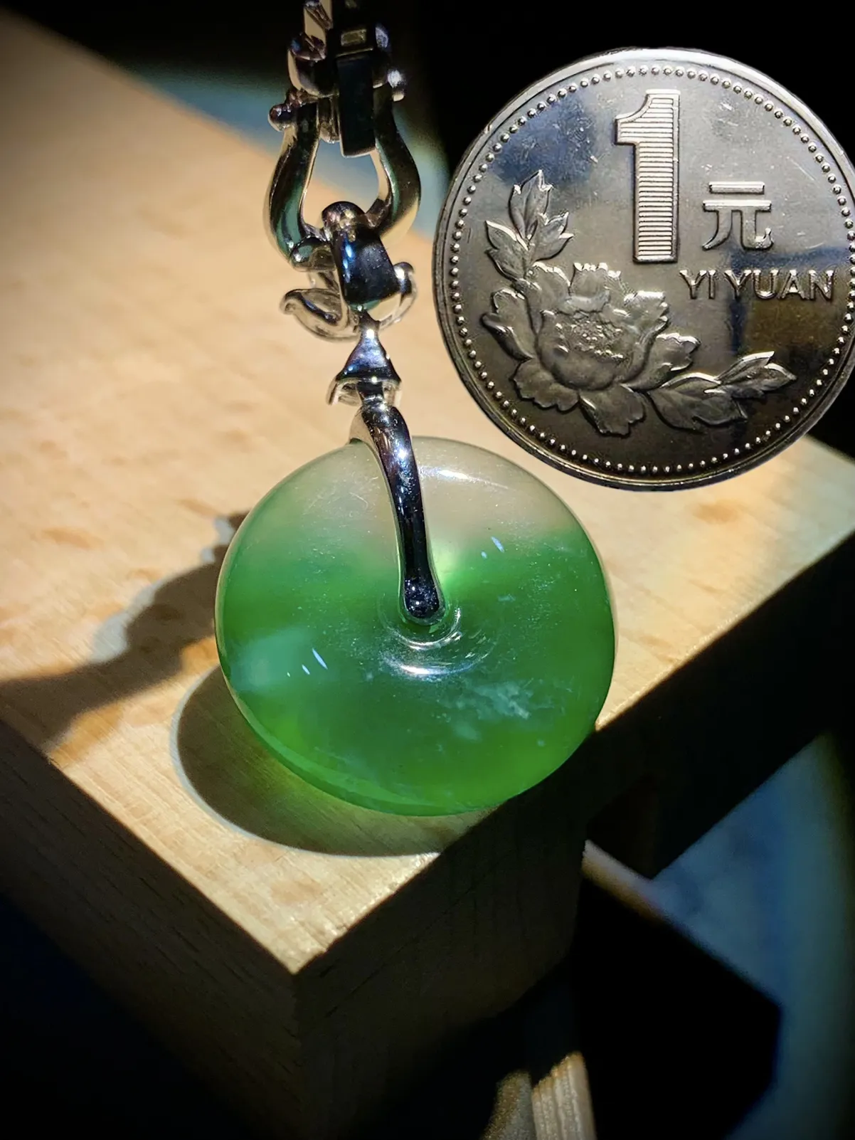 绿花厚装平安扣子，裸石19.5-6.3mm，
18K金，南非钻，不配链