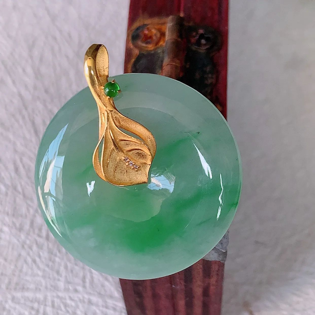 自然光实拍，18K金镶嵌冰飘绿翡翠平安扣吊坠，翡翠平安扣，冰润光泽，寓意平平安安，平安扣佩戴时尚漂亮！#1.16整体28*24.2*6.5裸石24.2*24.2