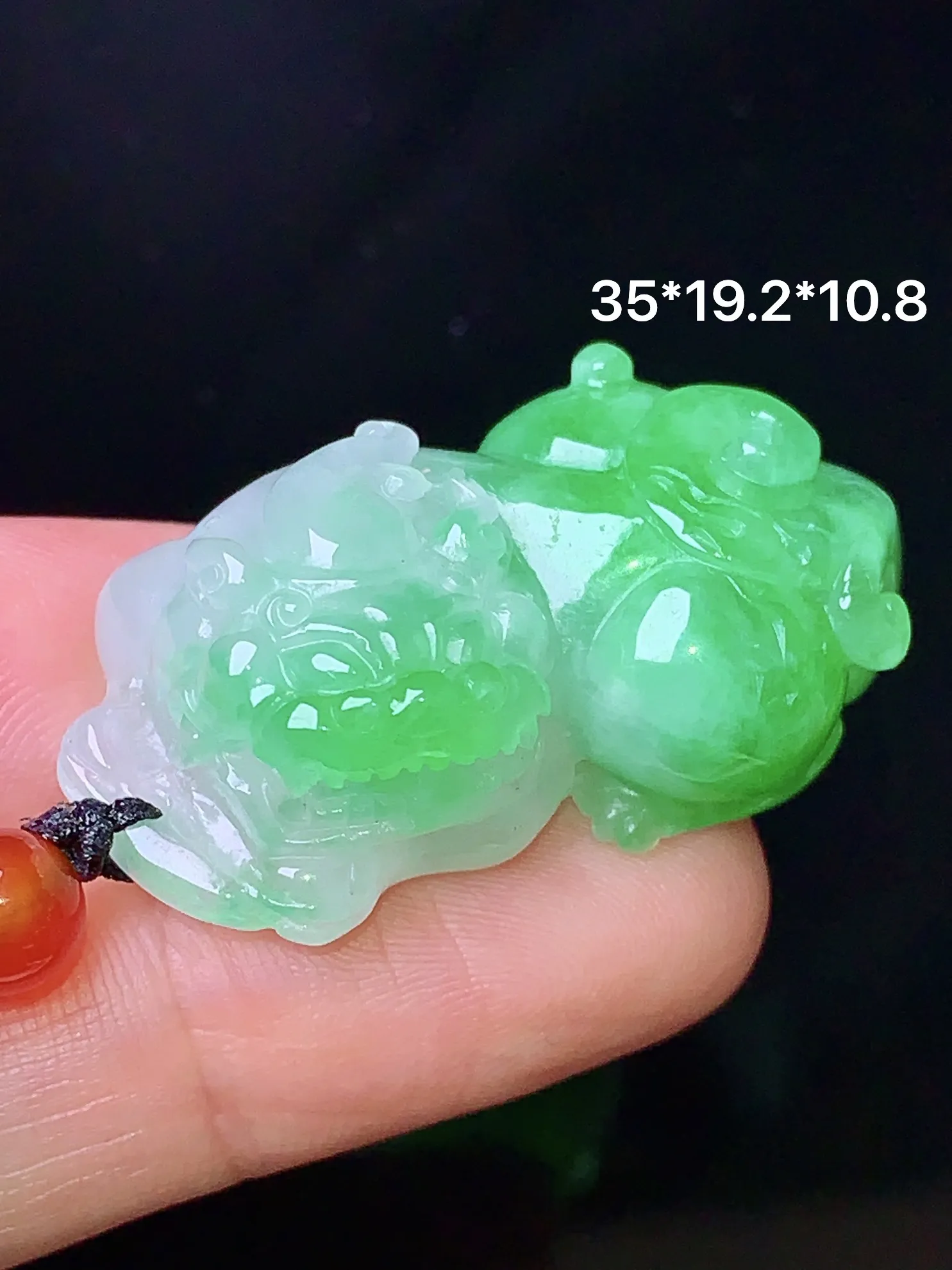 飘绿貔貅吊坠 玉质细腻 色泽艳丽  整体尺寸35*19.2*10.8