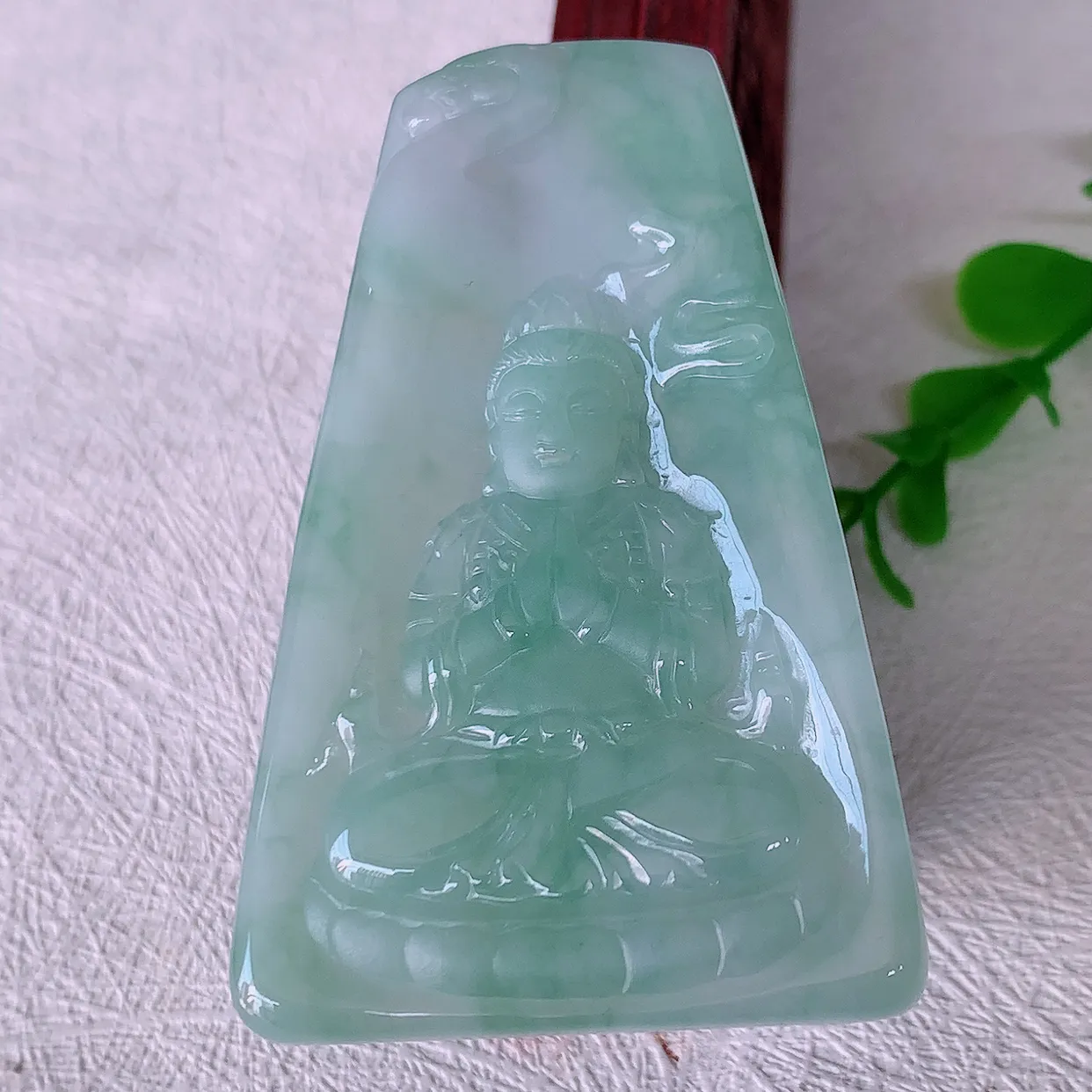 自然光实拍，冰飘花观音菩萨吊坠，赐福翡翠观音，翠绿迷人，观音面相端庄，佩戴时尚出众！#03.16
