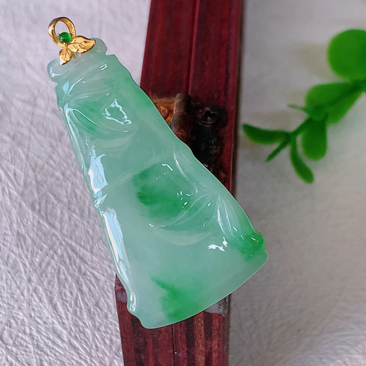 自然光实拍，18K金镶嵌冰飘绿竹节翡翠吊坠。竹节寓意“节节高，官运亨通，前程似锦，水润莹泽，清秀高雅，佩戴精美！#001.6整体40.2裸石35.5*18.8*5
