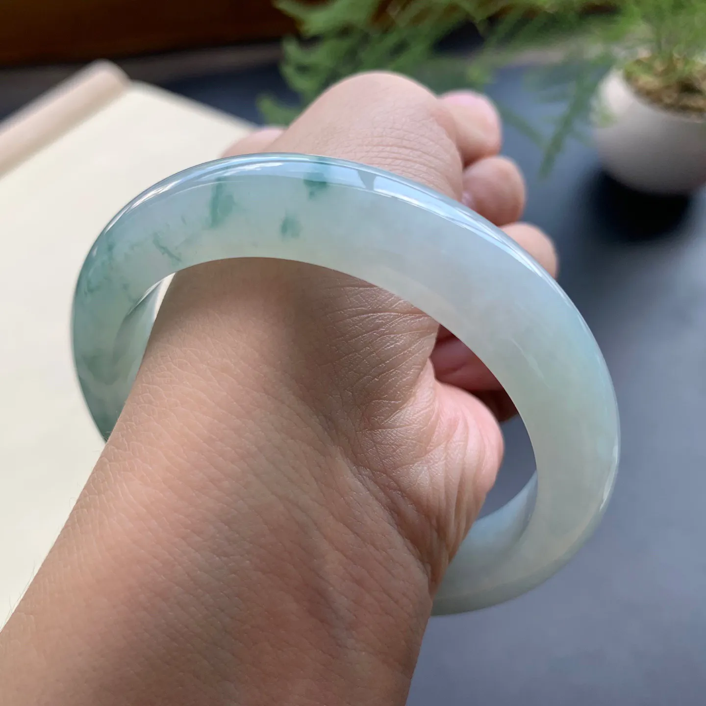 57圈口飘花正圈手镯 尺寸：57-13-9，无纹裂，细腻光滑，花色飘逸