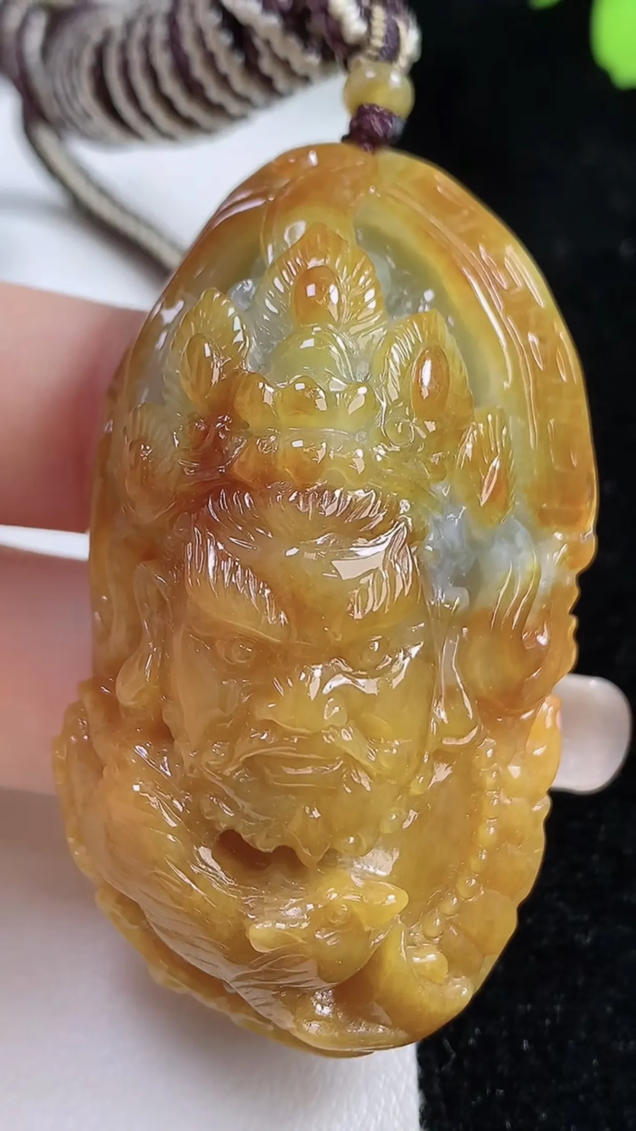 缅甸天然翡翠a货 老坑料起胶冰润 黄翡黄财神吊坠，尺寸56-33-17.8mm  y  46.39