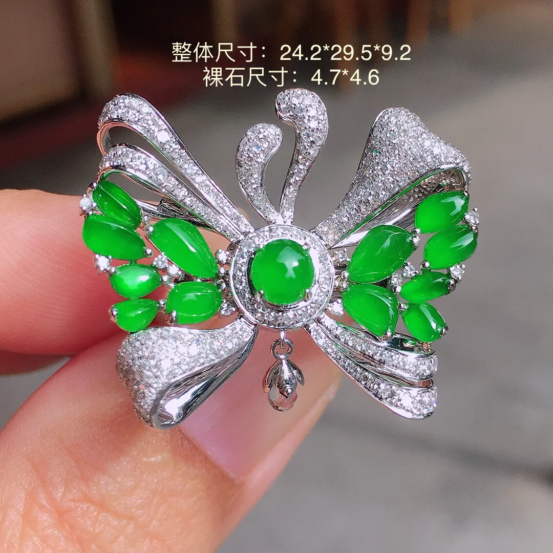 阳绿蝴蝶三用款，色泽均匀艳丽，玉质细腻，荧光感超
强，饱满圆润，尽显优雅气质，18k
金豪华镶嵌