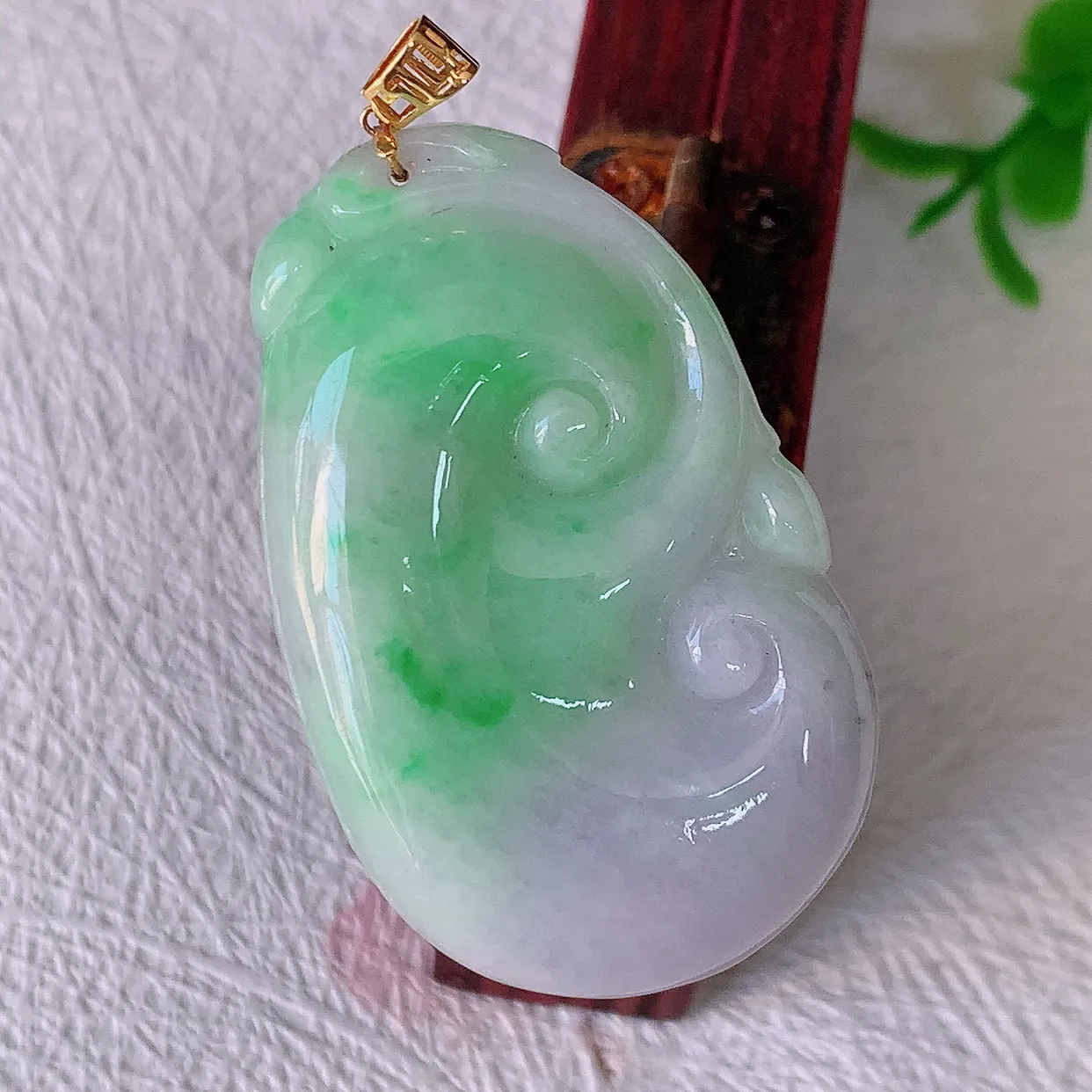 18k金镶嵌水润春带彩翡翠吊坠，沁人心脾，精致典雅的设计，为佩戴者，增添色彩，送礼自留都是佳品选择！