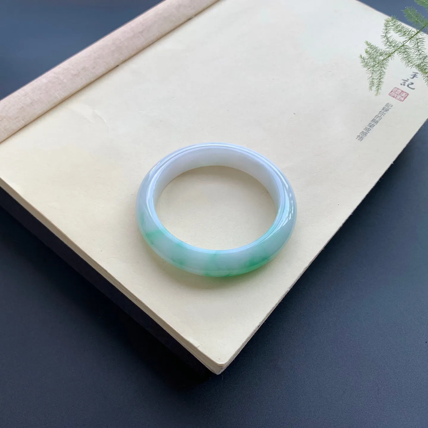 55.8圈口飘绿正圈手镯 尺寸：55.8-13-8.8，无纹裂，细腻光滑，色辣靓丽