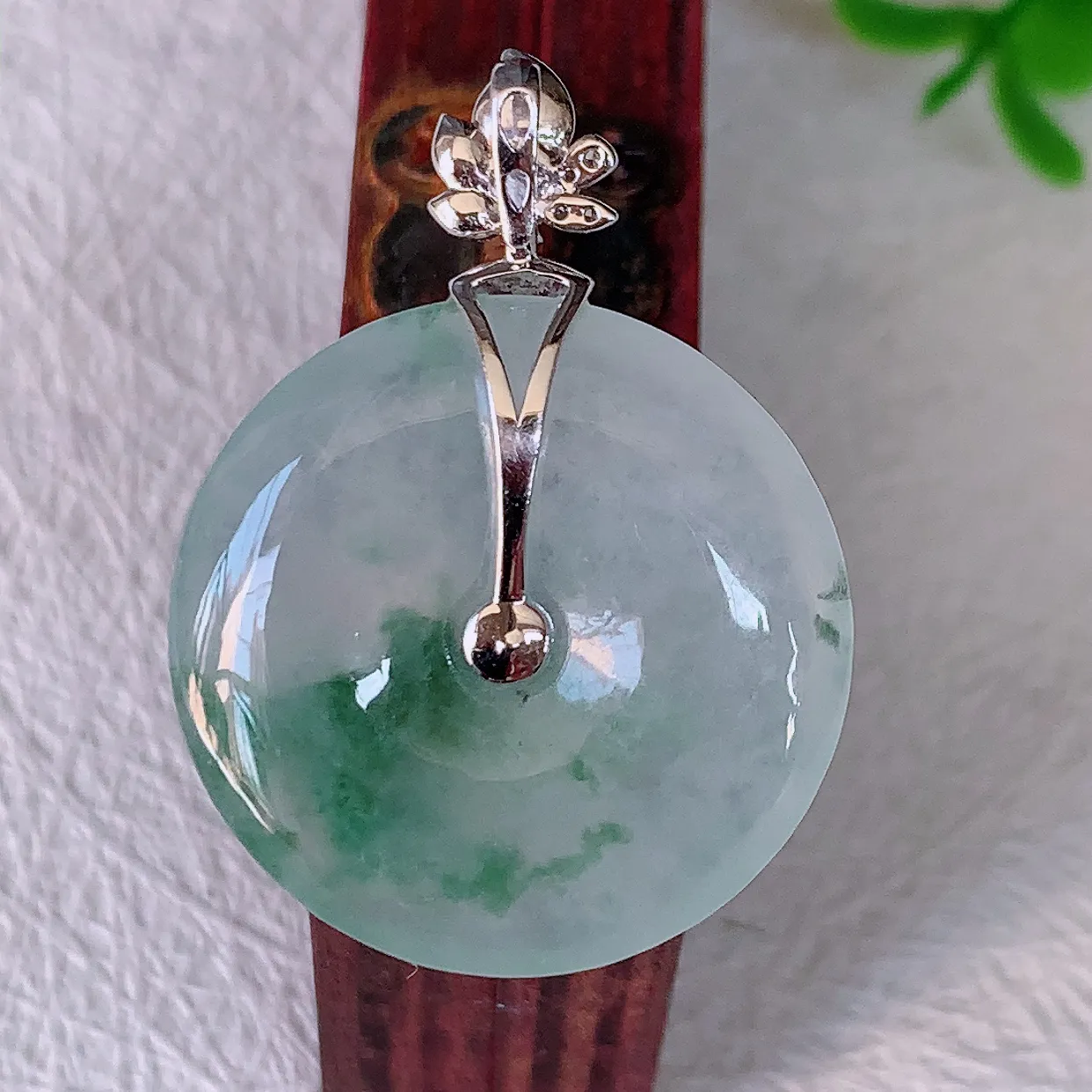自然光实拍，18K金镶嵌冰种飘花翡翠平安扣吊坠，翡翠平安扣，冰润光泽，寓意平平安安，平安扣佩戴时尚漂亮！#1.16整体32*23.5*6裸石23.5*23.5