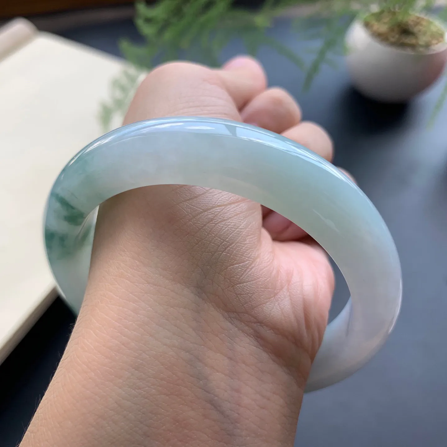58圈口飘花正圈手镯 尺寸：58-12.5-9，无纹裂，细腻光滑，花色灵动