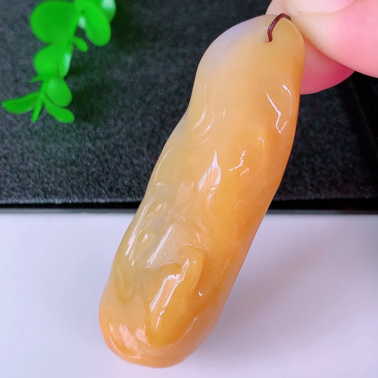 自然光实拍，特色黄翡双彩悟道吊坠，悟道寓意“祥和，安宁，吉祥，幸福”，佩戴效果优雅迷人，性价比超高！