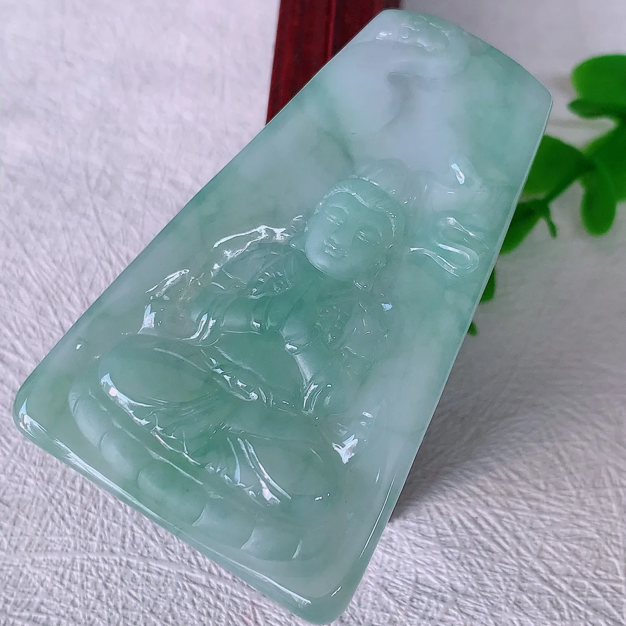 自然光实拍，冰飘花观音菩萨吊坠，赐福翡翠观音，翠绿迷人，观音面相端庄，佩戴时尚出众！#03.16