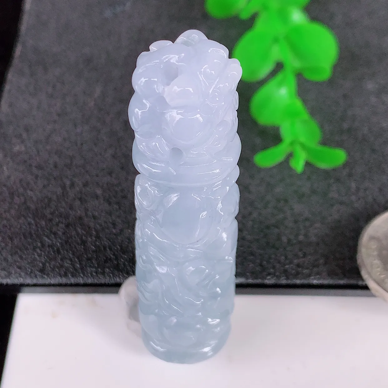 自然光实拍，冰润紫罗兰翡翠招财貔貅柱吊坠，民间有“一摸貔貅运程旺盛，再摸貔貅财运滚滚，三摸貔貅平步青云 ”的美好祝愿。#01.16