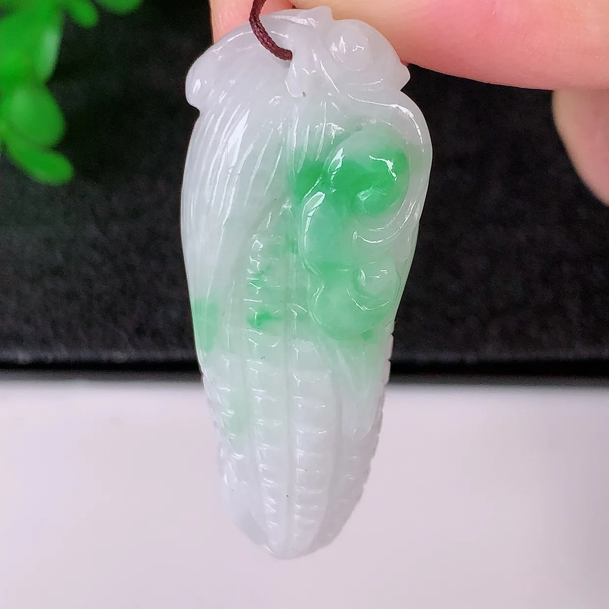 自然光实拍，水润飘绿翡翠多子多福玉米吊坠，翠色灵动，玉质细腻，颜色漂亮，品相佳，佩戴佳品！#57.16