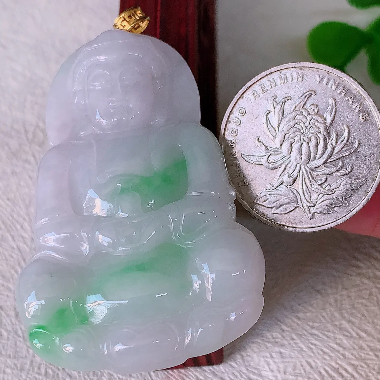 自然光实拍，18K金镶嵌冰润飘绿观音菩萨吊坠，赐福翡翠观音，翠绿迷人，观音面相端庄，佩戴时尚出众！#35.16整体59.5裸石53*35.5*5.8