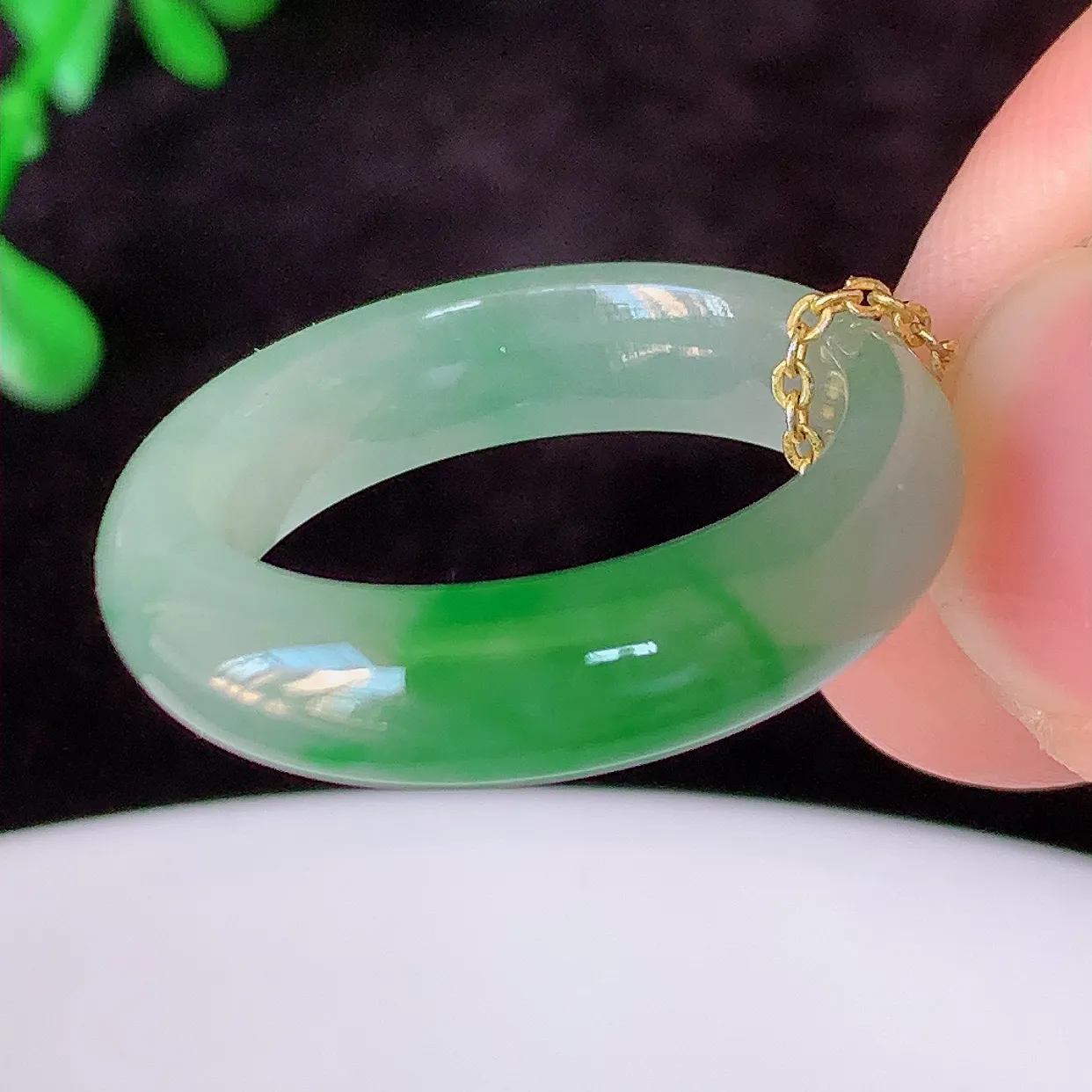自然光实拍，18mm内径冰飘绿翡翠指环，玉戒指，玉质莹润，好精美好冰润的指环，17圈口，上手纤巧！#1.16尺寸18*5.2*3.6mm