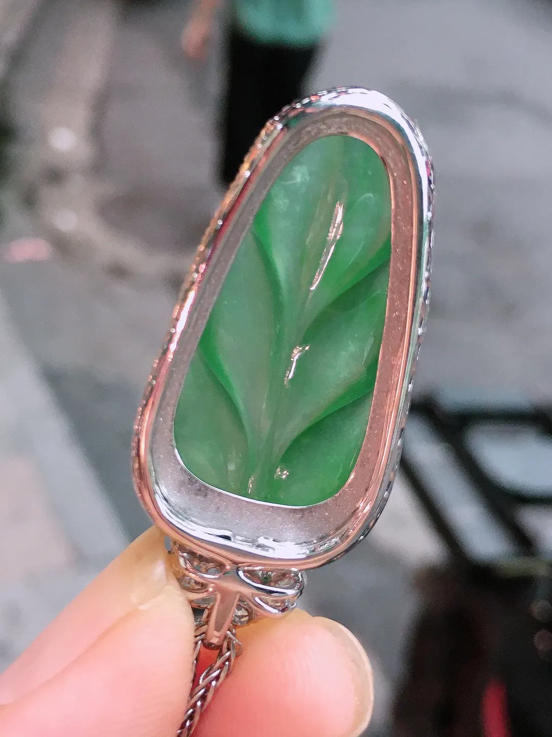 冰绿玉叶吊坠，色泽均匀艳丽，玉质细腻，荧光感超
强，饱满圆润，尽显优雅气质，18k
金豪华镶嵌