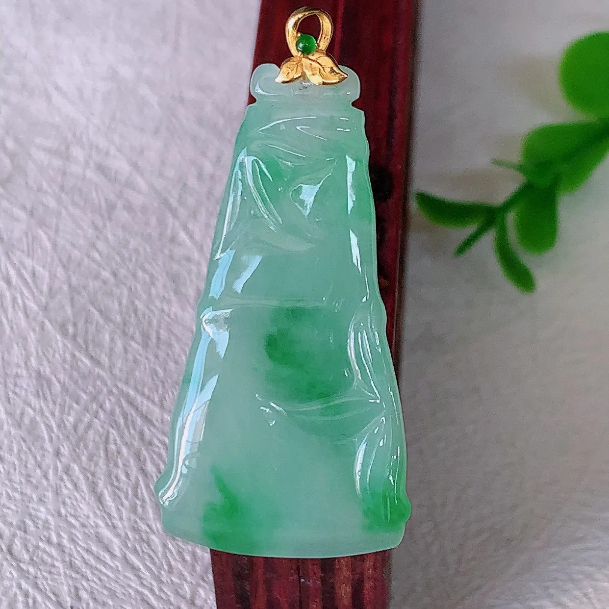 自然光实拍，18K金镶嵌冰飘绿竹节翡翠吊坠。竹节寓意“节节高，官运亨通，前程似锦，水润莹泽，清秀高雅，佩戴精美！#001.6整体40.2裸石35.5*18.8*5
