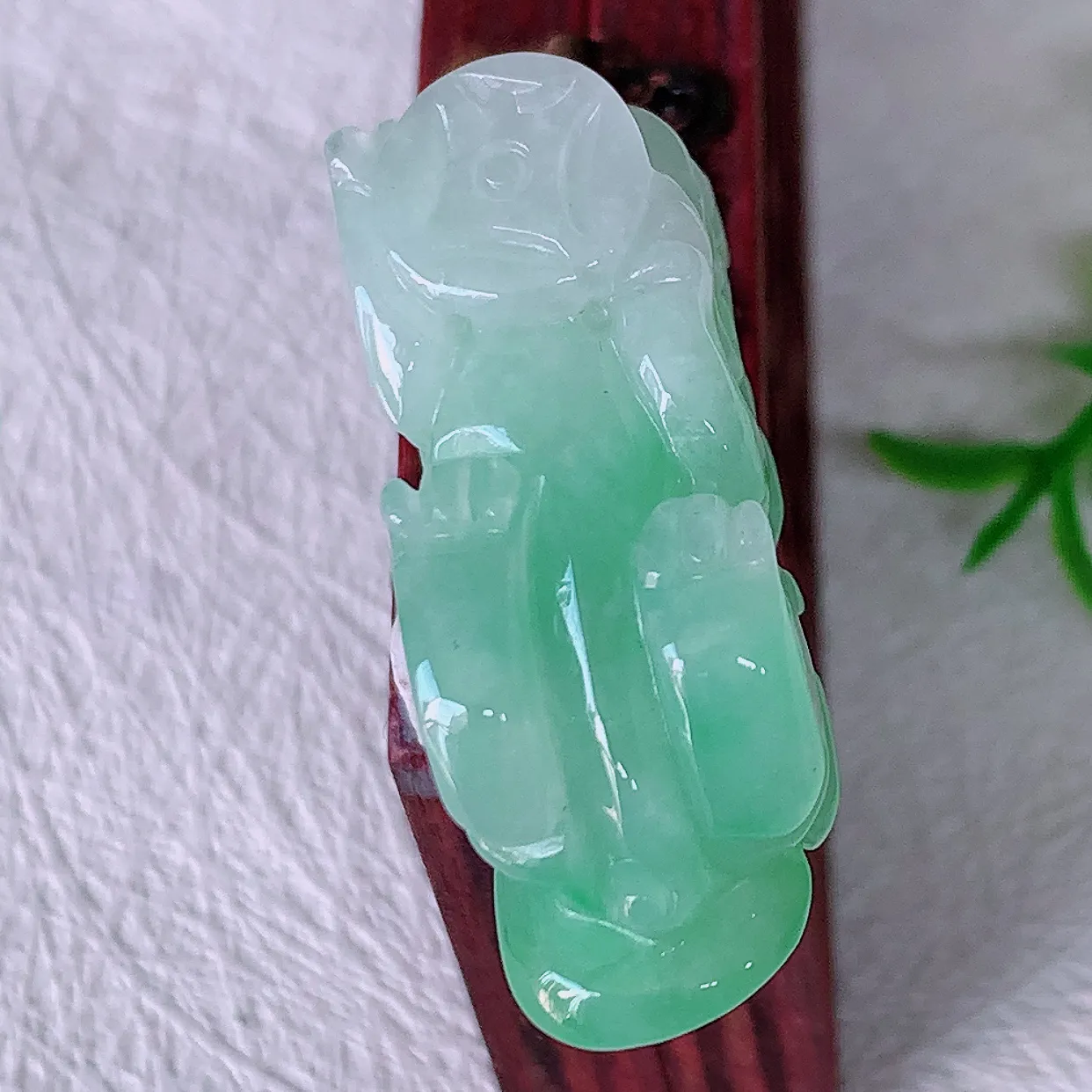 自然光实拍，冰润飘绿翡翠招财貔貅吊坠， 民间有“一摸貔貅运程旺盛，再摸貔貅财运滚滚，三摸貔貅平步青云 ”的美好祝愿。#81.16