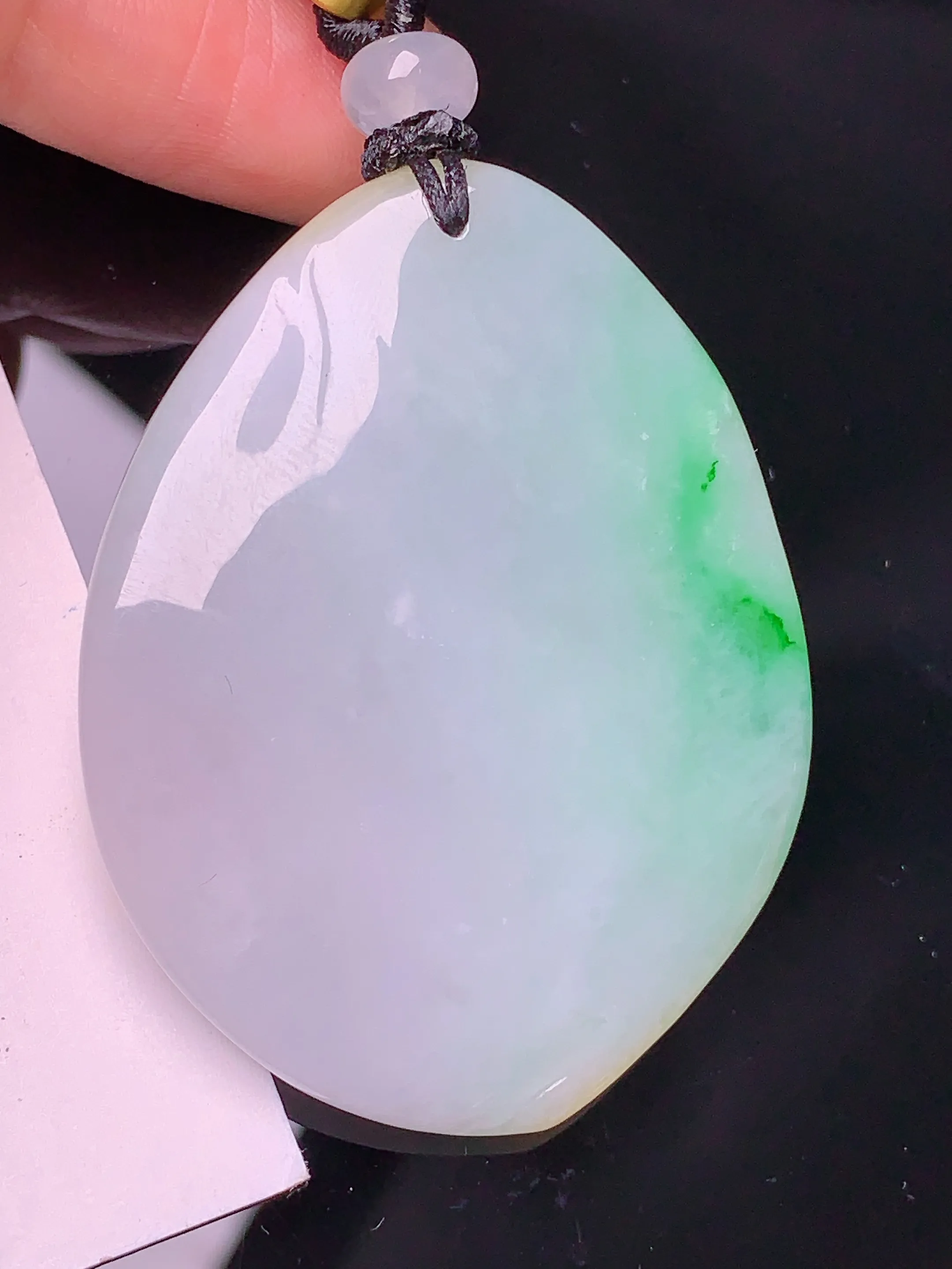 黄绿雕花牌吊坠 玉质细腻 色泽艳丽  整体尺寸45.7*36*7