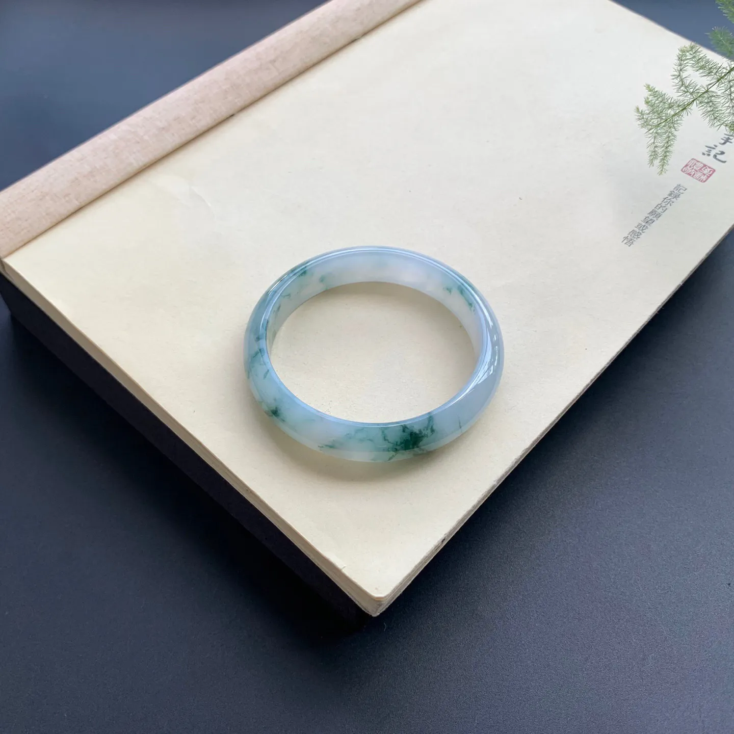 58圈口飘花正圈手镯 尺寸：58-12.6-7.3，无纹裂，细腻光滑，花色唯美