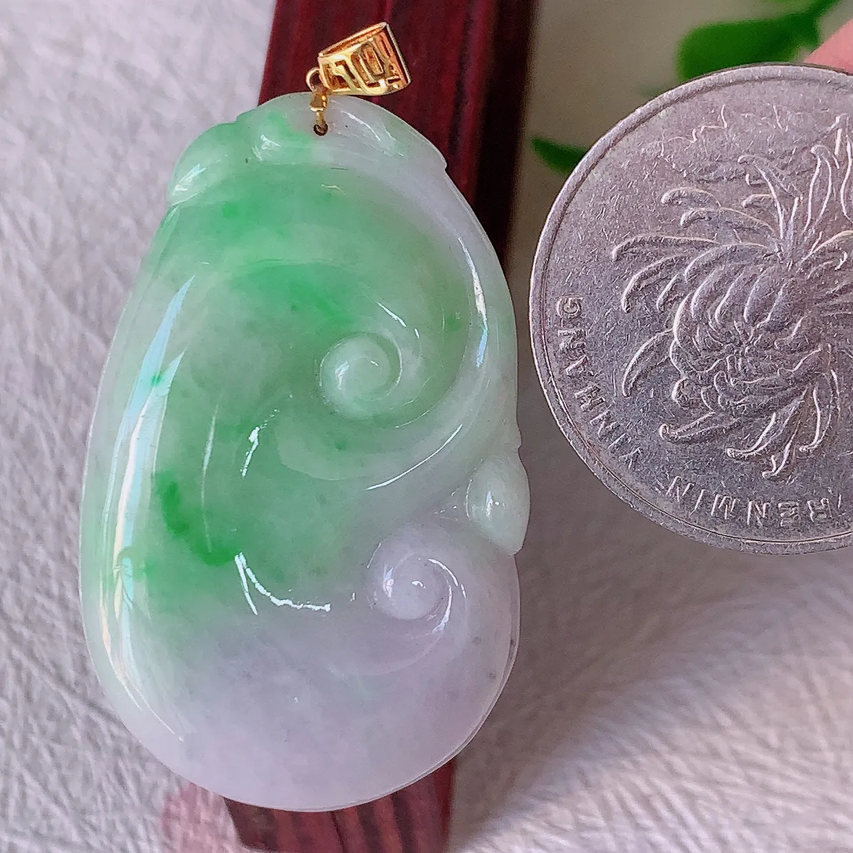 18k金镶嵌水润春带彩翡翠吊坠，沁人心脾，精致典雅的设计，为佩戴者，增添色彩，送礼自留都是佳品选择！#00.16