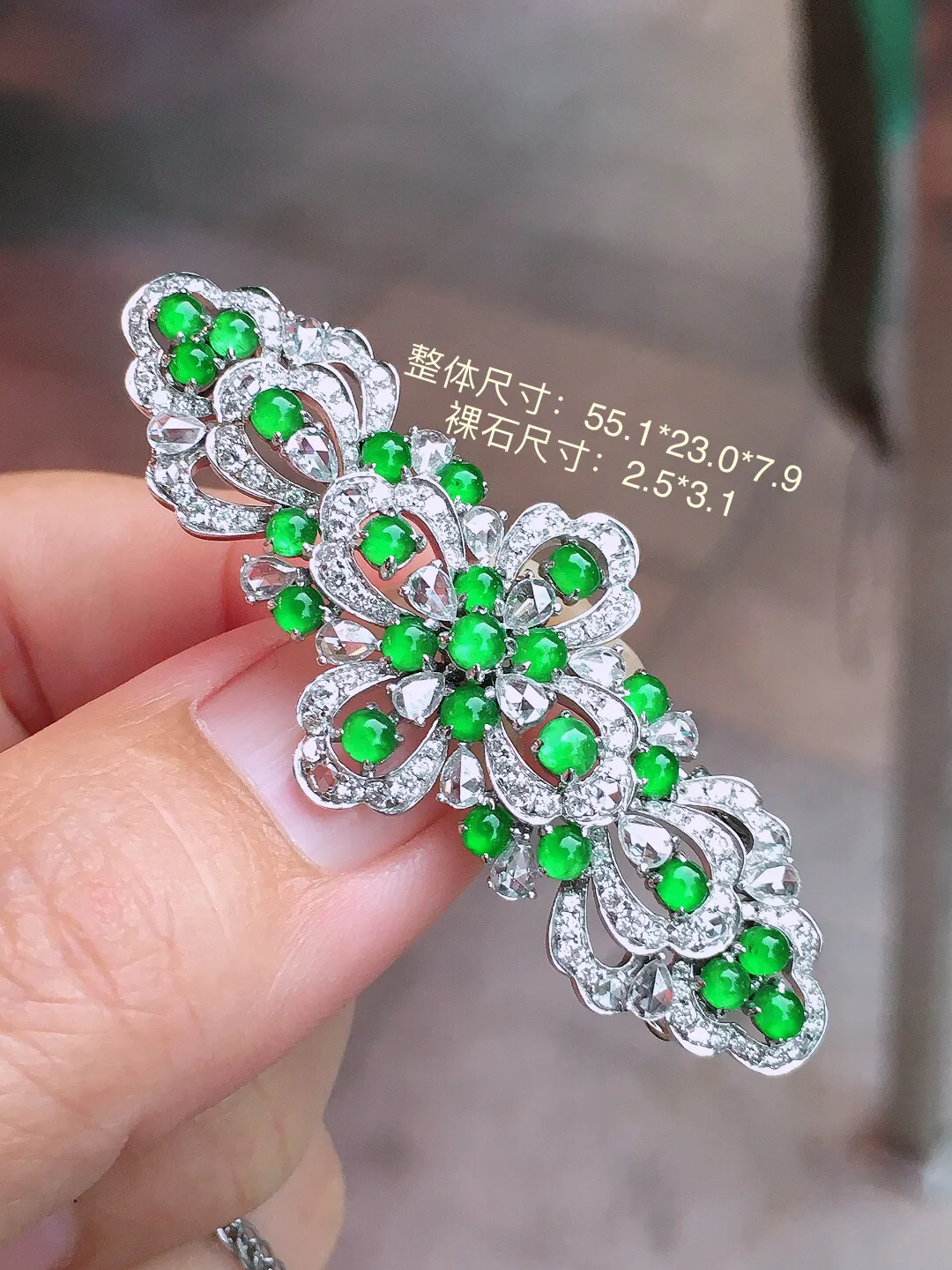 阳绿蛋面胸针，色泽均匀艳丽，玉质细腻，荧光感超
强，饱满圆润，尽显优雅气质，18k
金豪华镶嵌