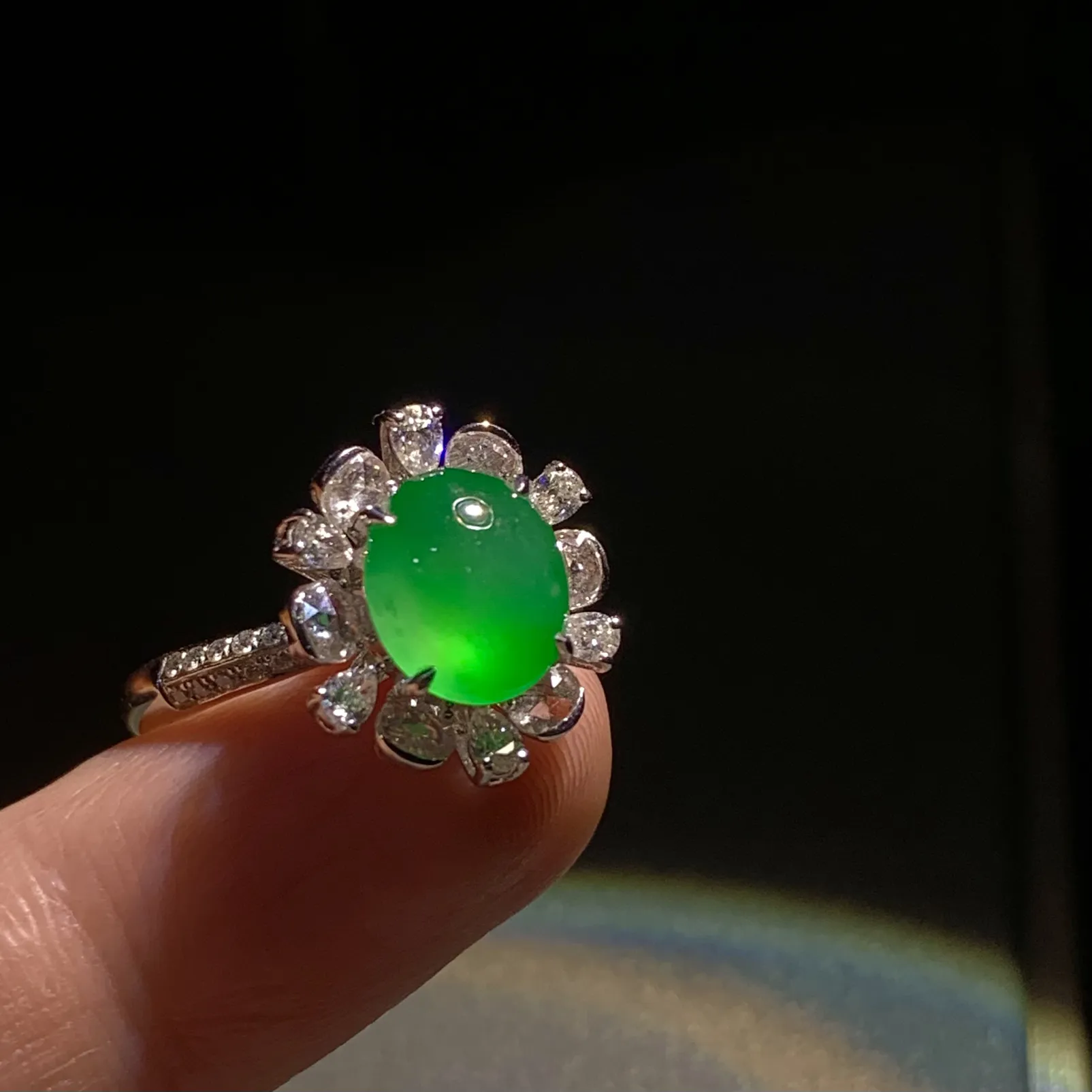 绿蛋面戒指，裸石9.2-8-4.5mm，14#，
18K金，南非钻。