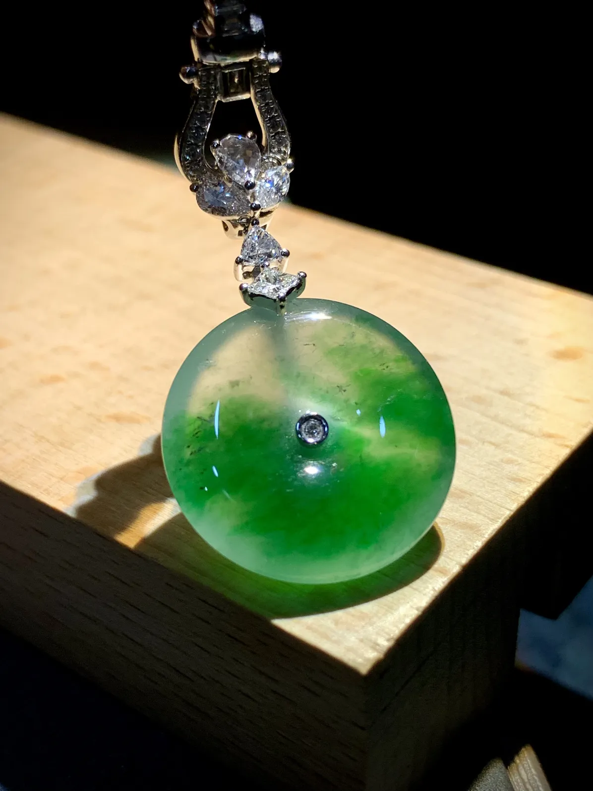 绿花厚装平安扣子，裸石19.5-6.3mm，
18K金，南非钻，不配链