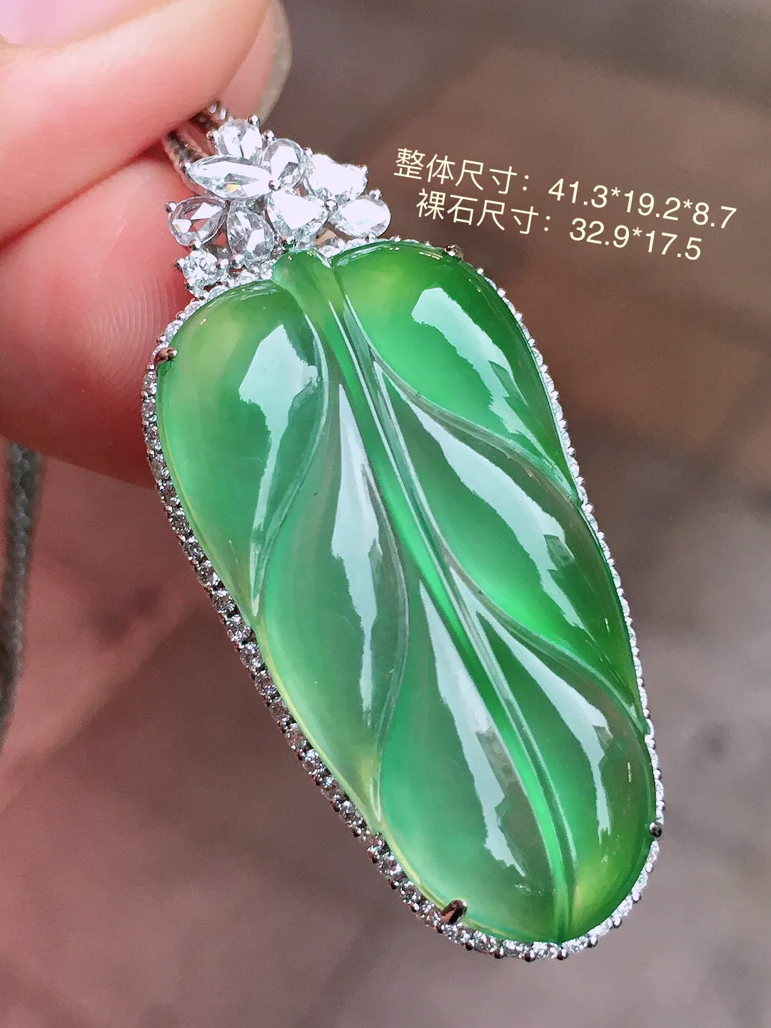 冰绿玉叶吊坠，色泽均匀艳丽，玉质细腻，荧光感超
强，饱满圆润，尽显优雅气质，18k
金豪华镶嵌