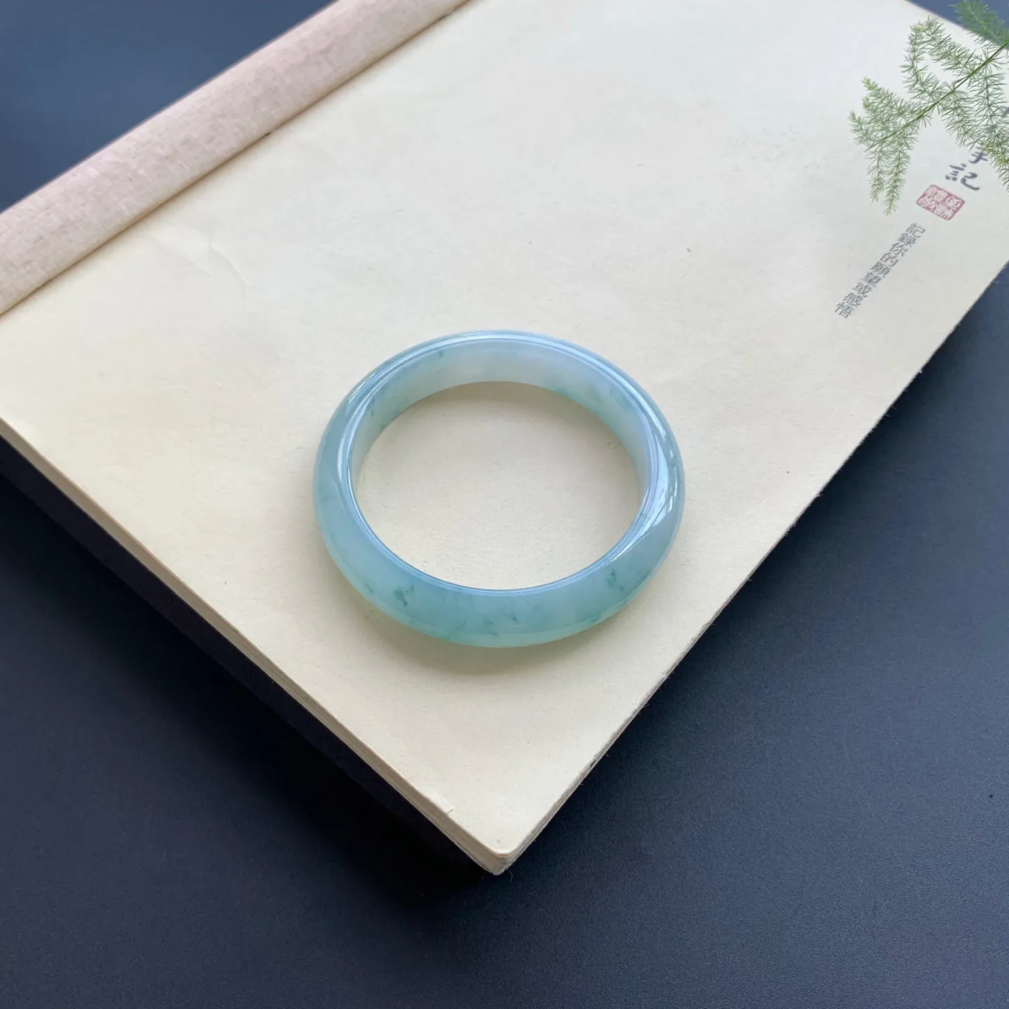 55.8圈口飘花正圈手镯 尺寸：55.8-12-8，无纹裂，水润起胶，花色灵动