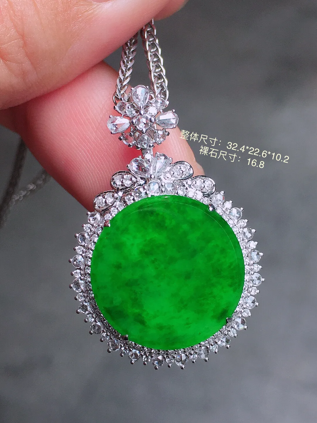阳绿平安扣吊坠，色泽均匀艳丽，玉质细腻，荧光感超
强，饱满圆润，尽显优雅气质，18k
金豪华镶嵌