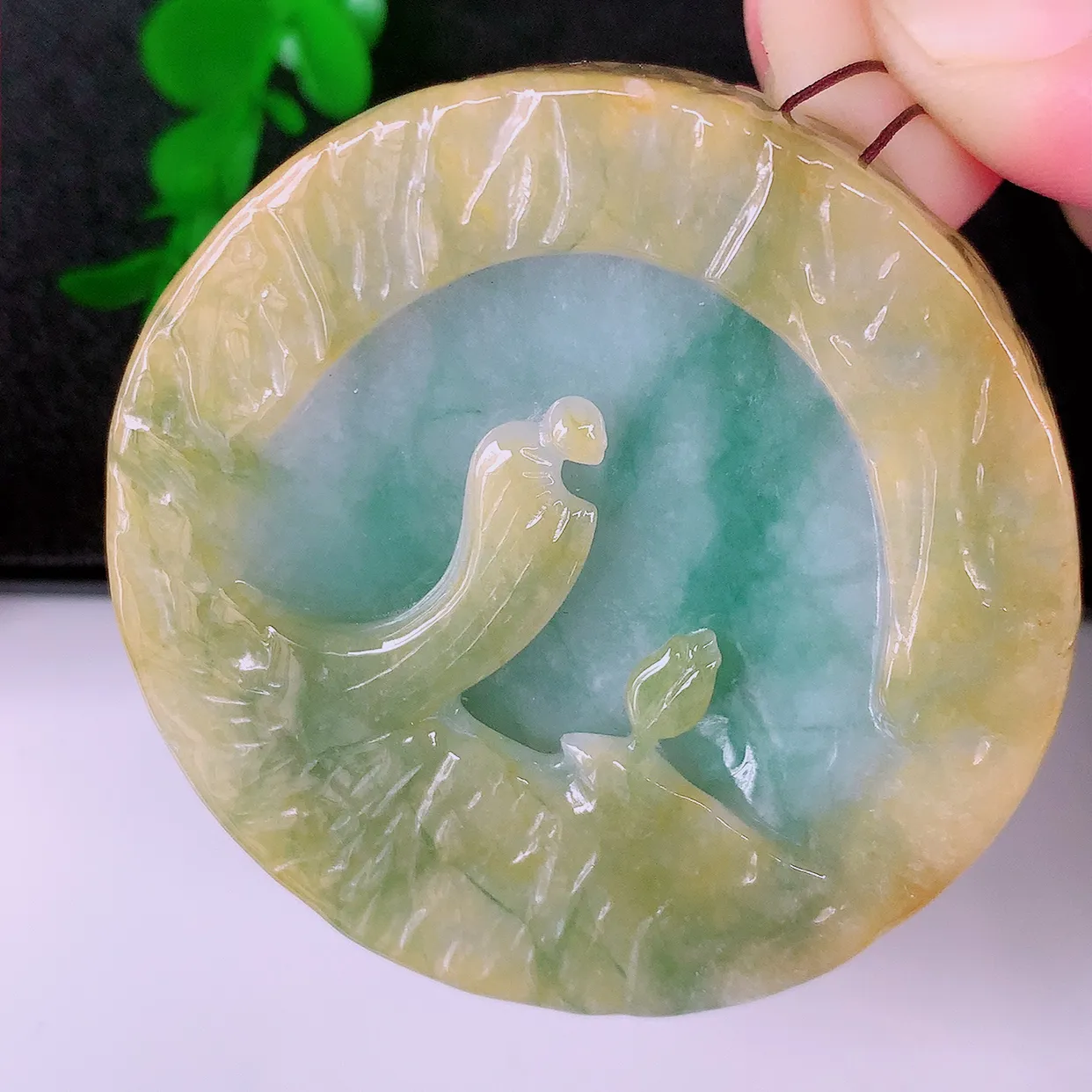 自然光实拍，特色黄加绿翡翠三彩悟道吊坠，翡翠悟道寓意“祥和，安宁，吉祥，幸福”，佩戴效果优雅迷人，性