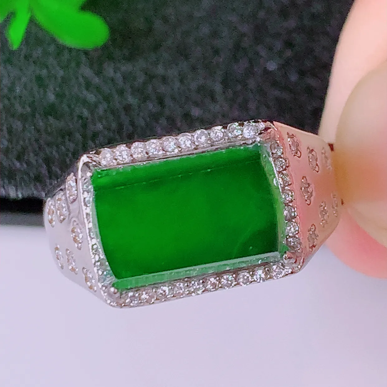 冰透满绿翡翠马鞍925银镶嵌戒指，自然光实拍，翠色灵动，颜色漂亮，种老水足，品相佳，佩戴佳品！#97.16（圈口可调大小）整体26*20*6.8裸石12.8*7.5