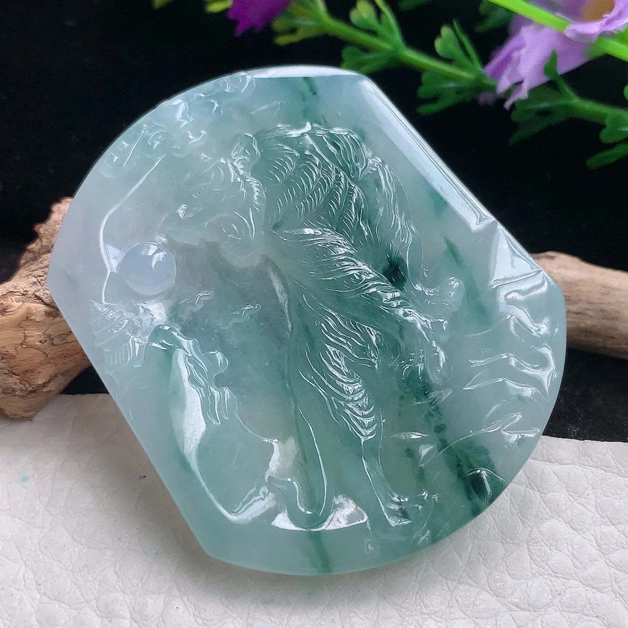 ktj实拍50.7*43*5.8缅甸翡翠精雕冰飘花上山虎 生肖虎玉吊坠 玉挂件