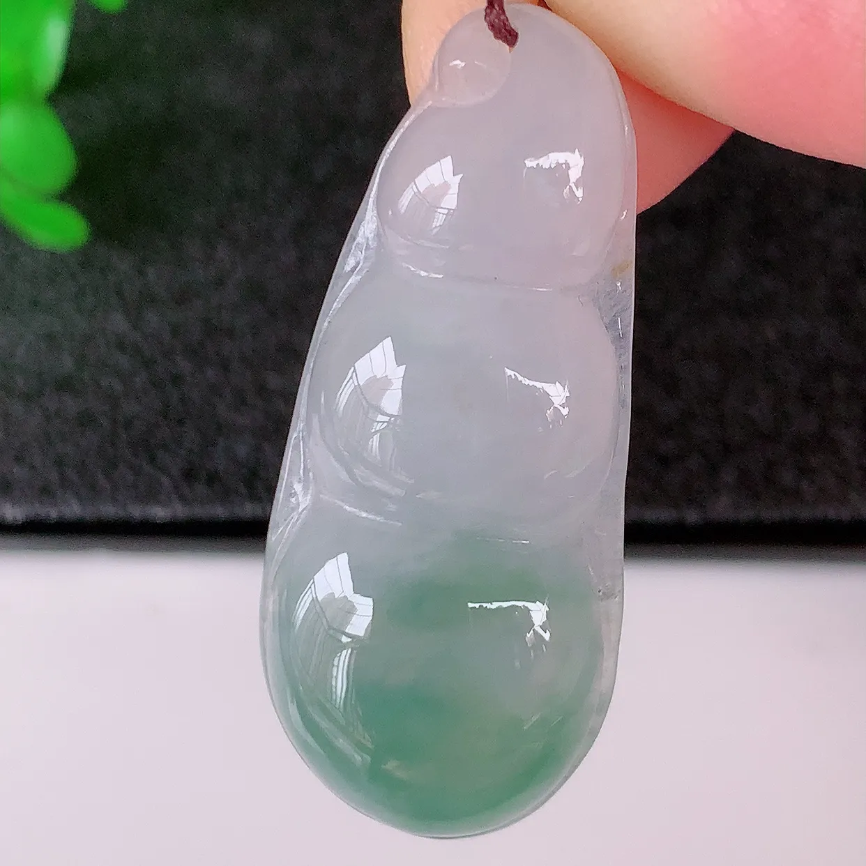自然光实拍，冰种飘花翡翠四季豆吊坠，平安豆福豆玉坠，冰润通透，豆粒饱满，寓意：豆蔻年华！#57.16