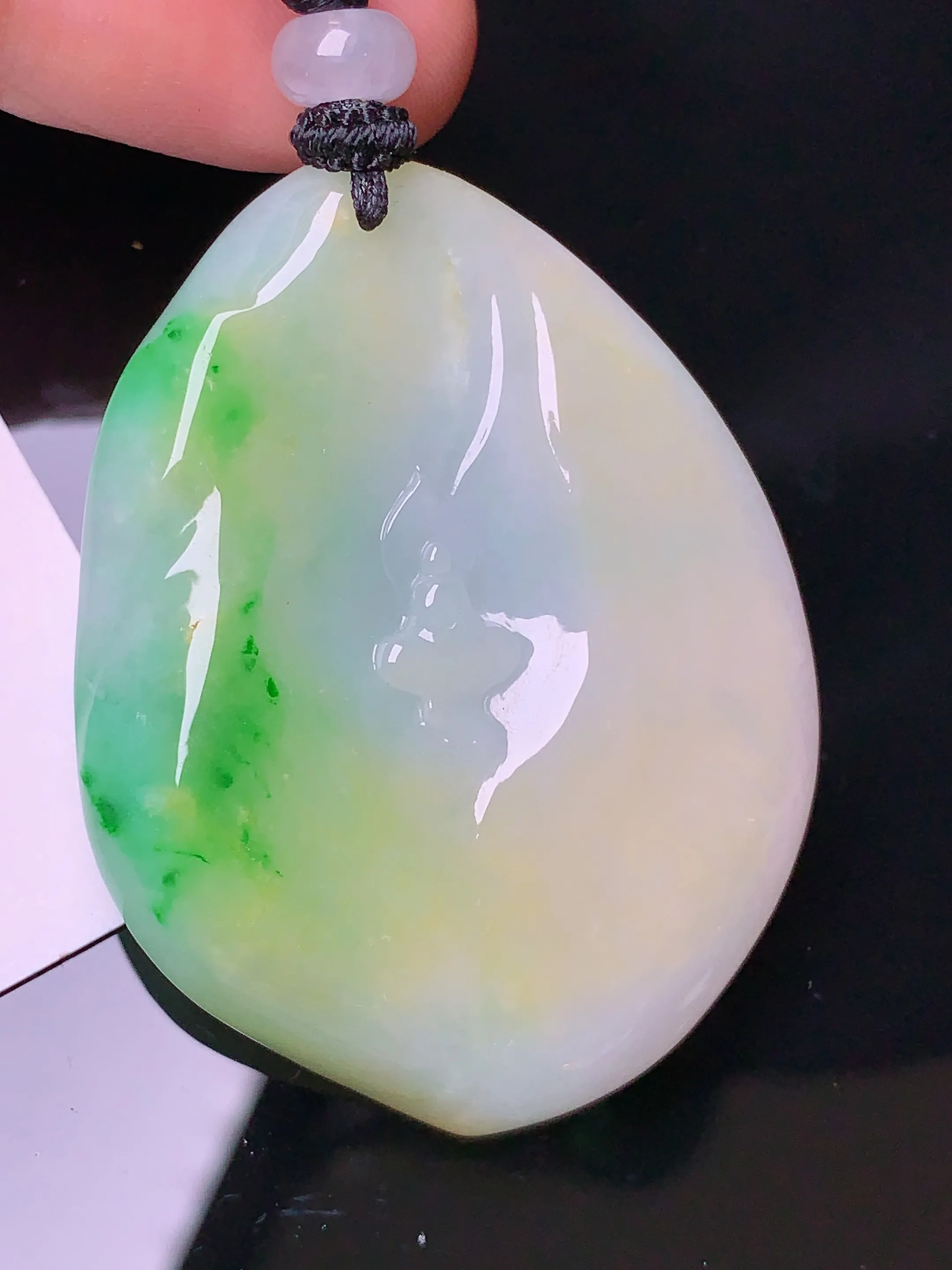 黄绿雕花牌吊坠 玉质细腻 色泽艳丽  整体尺寸45.7*36*7