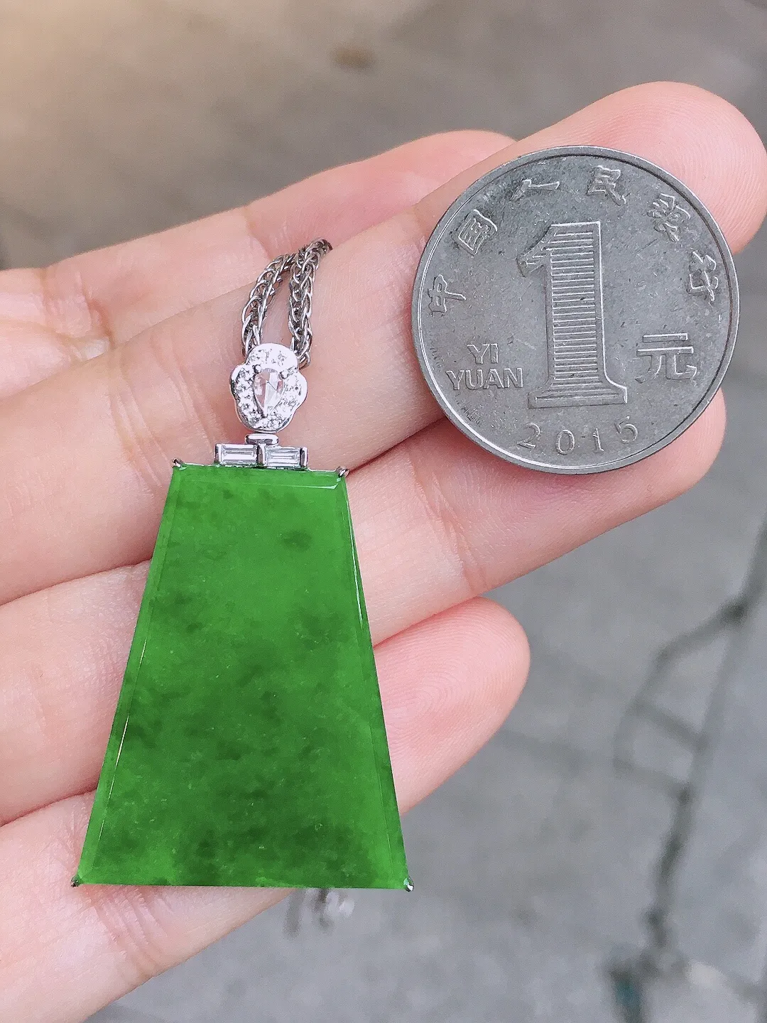 阳绿无事牌吊坠，色泽均匀艳丽，玉质细腻，荧光感超
强，饱满圆润，尽显优雅气质，18k
金豪华镶嵌