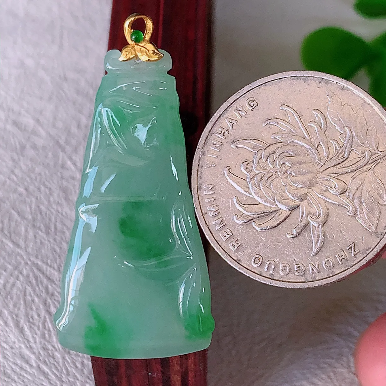自然光实拍，18K金镶嵌冰飘绿竹节翡翠吊坠。竹节寓意“节节高，官运亨通，前程似锦，水润莹泽，清秀高雅，佩戴精美！#001.6整体40.2裸石35.5*18.8*5
