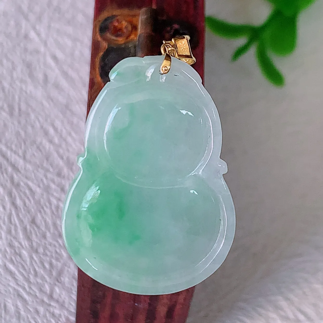 18K金镶嵌冰飘绿翡翠葫芦吊坠，葫芦寓意福禄双全，财源滚滚，佩戴效果优雅迷人！#00.16