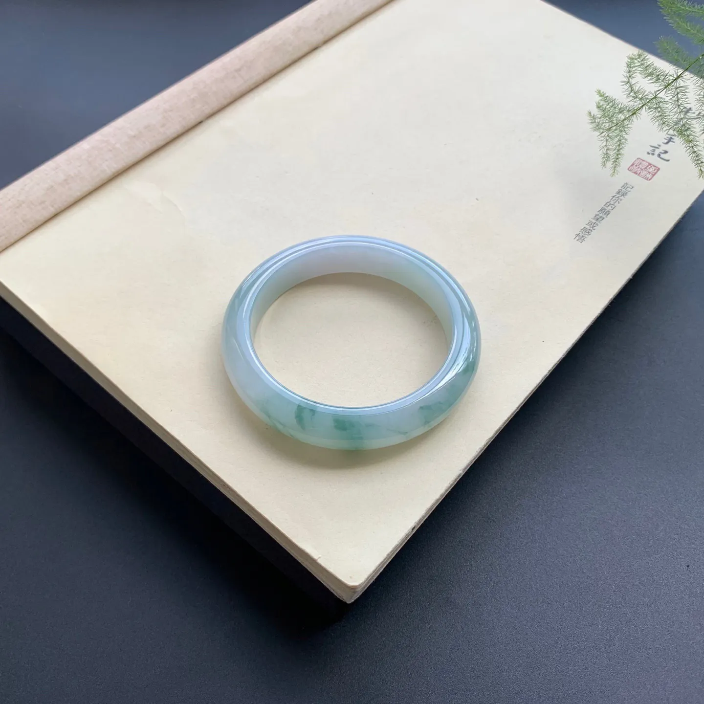 58圈口飘花正圈手镯 尺寸：58-12.5-9，无纹裂，细腻光滑，花色灵动