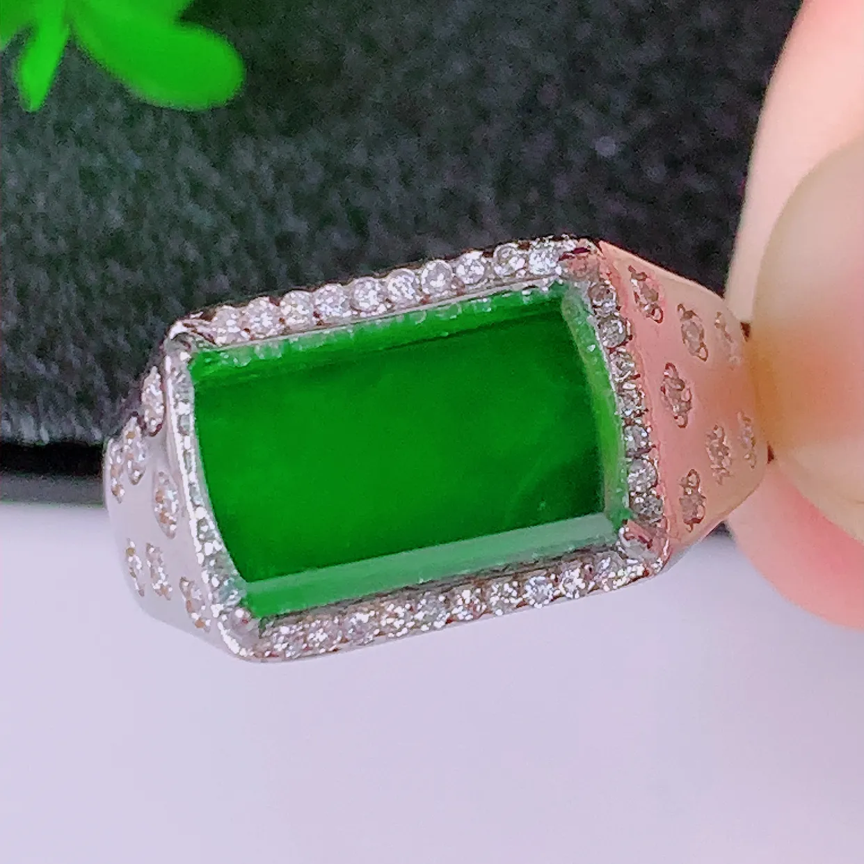 冰透满绿翡翠马鞍925银镶嵌戒指，自然光实拍，翠色灵动，颜色漂亮，种老水足，品相佳，佩戴佳品！#97