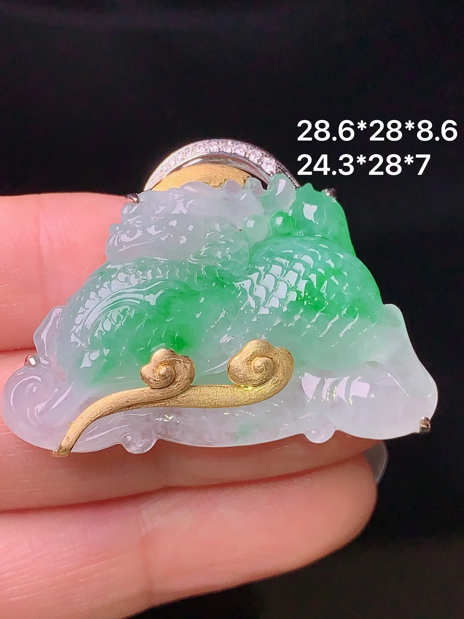 18k金钻镶嵌飘绿龙牌吊坠 玉质细腻 色泽艳丽  整体尺寸28.6*28*8.6