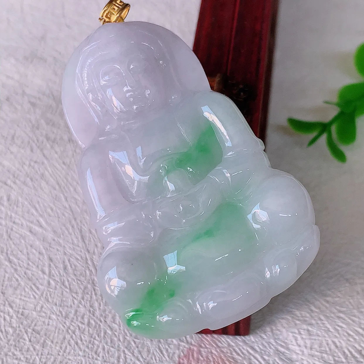 自然光实拍，18K金镶嵌冰润飘绿观音菩萨吊坠，赐福翡翠观音，翠绿迷人，观音面相端庄，佩戴时尚出众！#35.16整体59.5裸石53*35.5*5.8