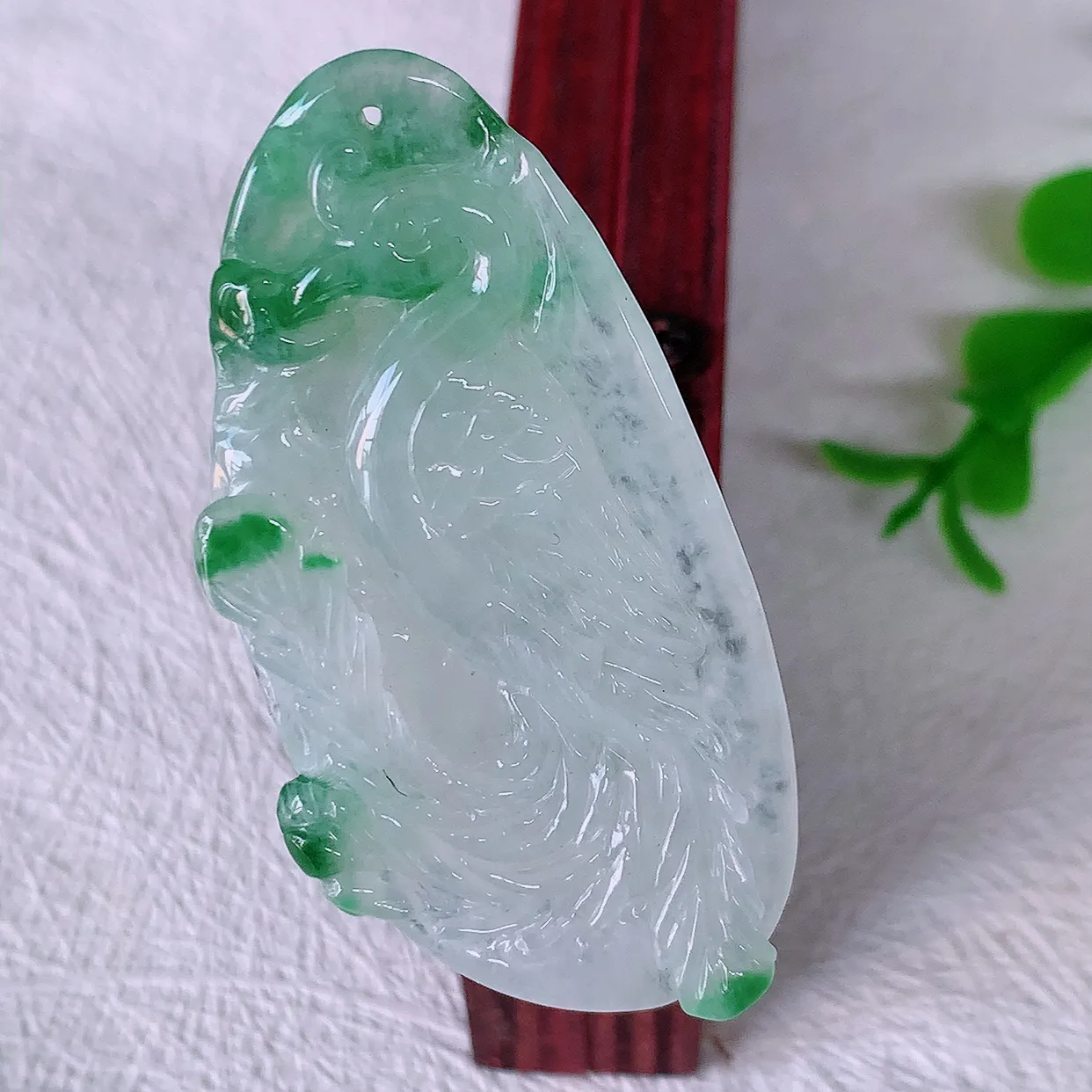 自然光实拍，冰种飘绿翡翠招财凤凰吊坠，种老水足，雕工精湛 ，寓意美好，佩戴时尚出众！#81.16